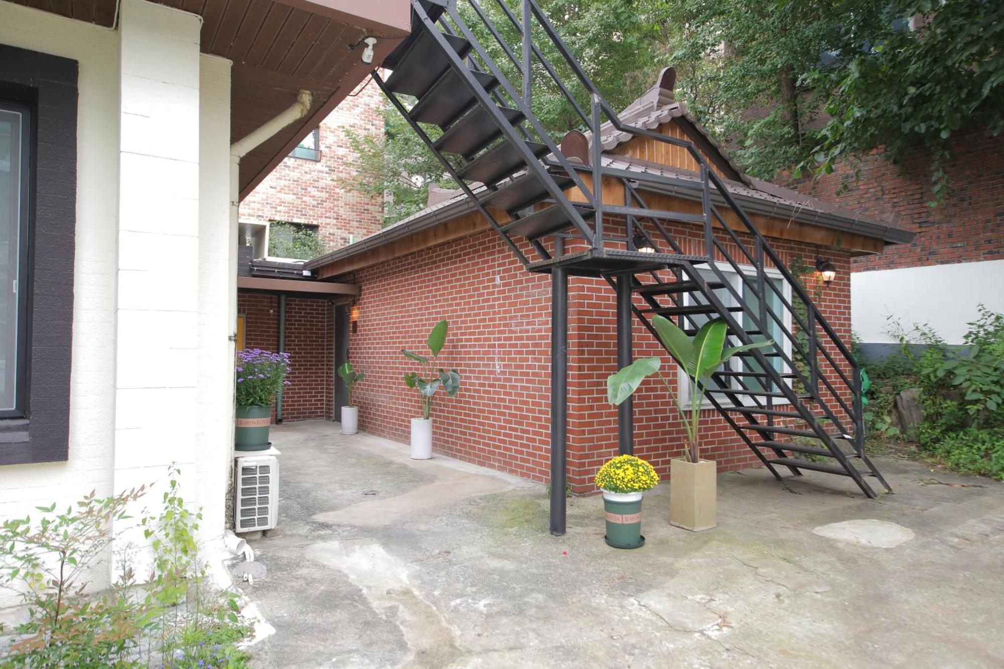 Slow Vibe Myeongdong Seoul Exterior photo